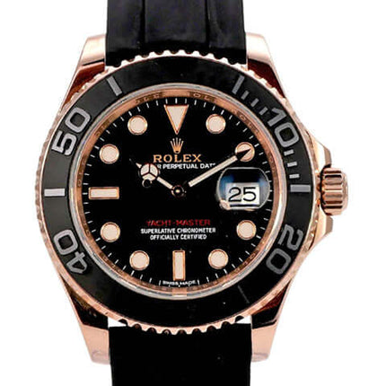 Rolex Yacht-Master 116655 Everose-Gold mit schwarzem Zifferblatt und Oyster-Kautschukband.