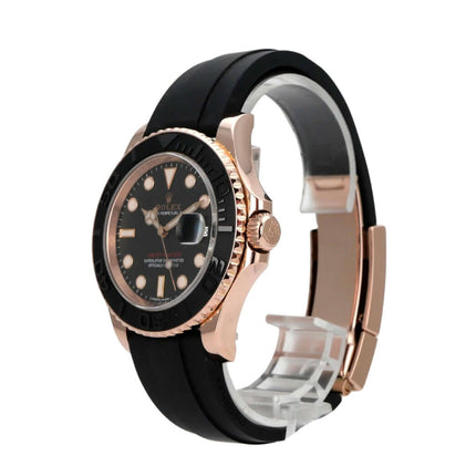 Rolex Yacht-Master 116655 Everose-Gold auf einem Oyster-Kautschukband, schwarz mit goldenem Gehäuse.
