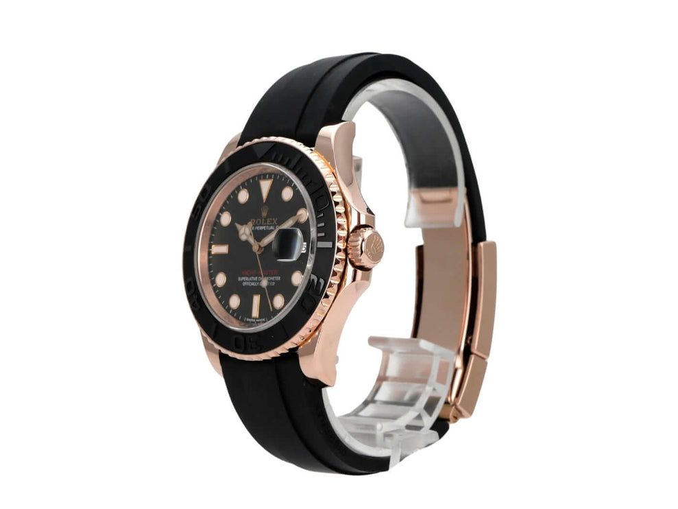 Rolex Yacht-Master 116655 Everose-Gold auf einem Oyster-Kautschukband, schwarz mit goldenem Gehäuse.