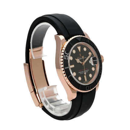 Rolex Yacht-Master 116655 Everose-Gold mit schwarzem Kautschukband und schwarzem Zifferblatt aus 2017.