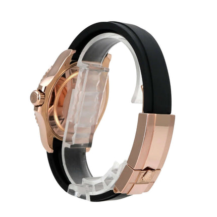 Rolex Yacht-Master 116655 Everose-Gold seitliche Ansicht mit Oyster-Kautschukband und 18 kt Everose-Gold Gehäuse.