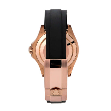Rolex Yacht-Master 116655 Everose-Gold Rückansicht mit schwarzem Kautschukband und schnittiger Faltschließe.