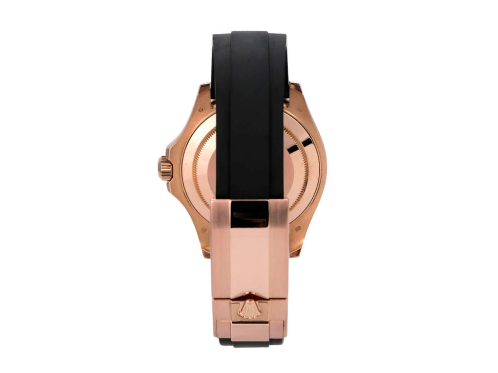 Rolex Yacht-Master 116655 Everose-Gold Rückansicht mit schwarzem Kautschukband und schnittiger Faltschließe.