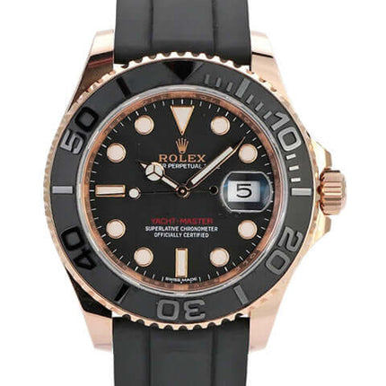 Rolex Yacht-Master 116655 aus 18 kt Everose-Gold mit schwarzem Zifferblatt und Oyster-Kautschukband.