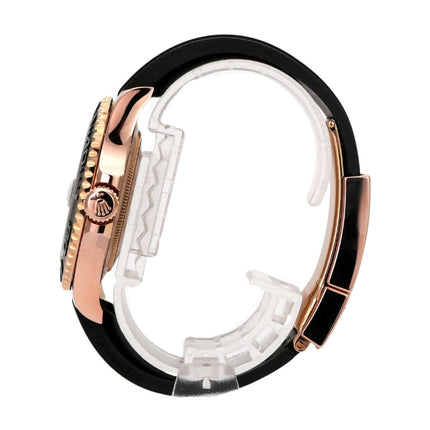 Rolex Yacht-Master 116655 Everose-Gold, Seitenansicht mit schwarzem Oysterflex-Band und Everose-Gold-Gehäuse