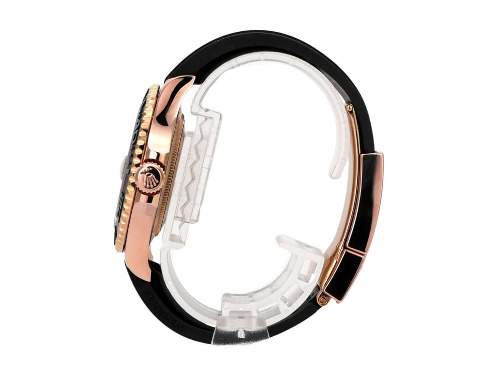 Rolex Yacht-Master 116655 Everose-Gold, Seitenansicht mit schwarzem Oysterflex-Band und Everose-Gold-Gehäuse
