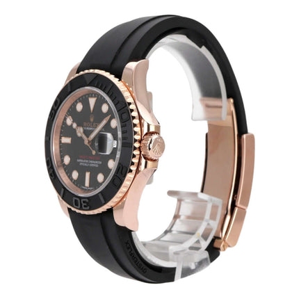 Rolex Yacht-Master 116655 Everose-Gold von 2018 mit schwarzem Zifferblatt und Oyster Kautschukband.