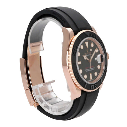 Rolex Yacht-Master 116655 Everose-Gold mit schwarzem Zifferblatt und Oyster Kautschukband, seitliche Ansicht.