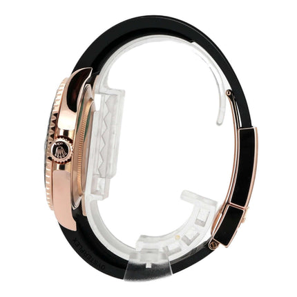 Rolex Yacht-Master 116655 aus Everose-Gold mit Oyster Kautschukband, seitliche Ansicht des eleganten Designs.