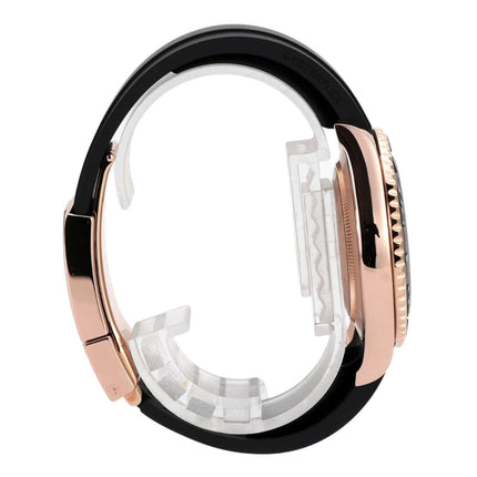 Seitenansicht der Rolex Yacht-Master 116655 in 18 kt Everose-Gold mit Kautschukband und drehbarer Lünette.