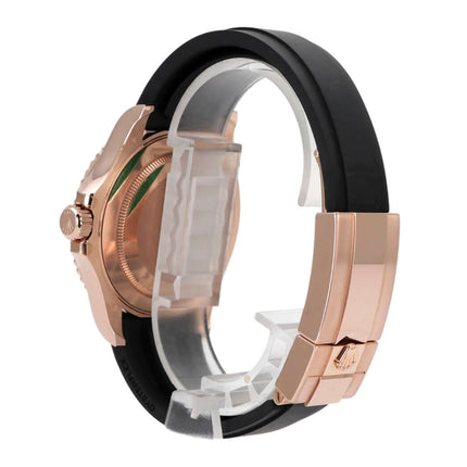 Rolex Yacht-Master 116655 Everose-Gold seitliche Ansicht mit Oyster Kautschukband und Sicherheitsfaltschließe.