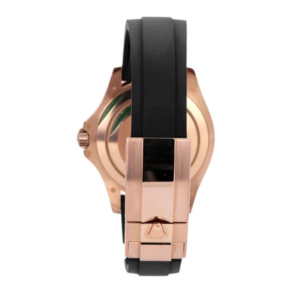 Rolex Yacht-Master 116655 in Everose-Gold mit Oyster Kautschukband und Sicherheitsfaltschließe, Ansicht von der Seite.