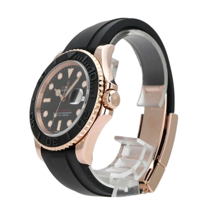 Rolex Yacht-Master 116655 in Everose-Gold mit schwarzem Zifferblatt und Kautschukband, seitliche Ansicht.