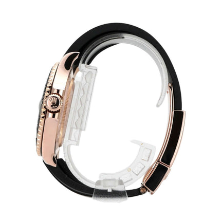 Seitenansicht der Rolex Yacht-Master 116655 aus Everose-Gold mit schwarzem Kautschukband und Sicherheitsfaltschließe.