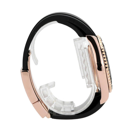 Seitenansicht der Rolex Yacht-Master 116655 aus Everose-Gold mit schwarzem Kautschukband.