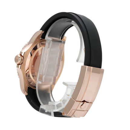 Seitenansicht der Rolex Yacht-Master 116655 mit Everose-Gold-Gehäuse und schwarzem Kautschukband.