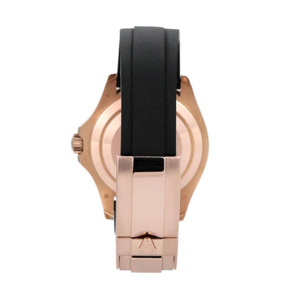 Rolex Yacht-Master 116655 Everose-Gold Rückansicht mit Oyster Kautschukband und Sicherheitsfaltschließe.