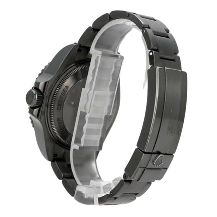 Seiteansicht der Rolex Sea-Dweller Deepsea 116660 mit schwarzem Armband und gehämmertem Edelstahlgehäuse.