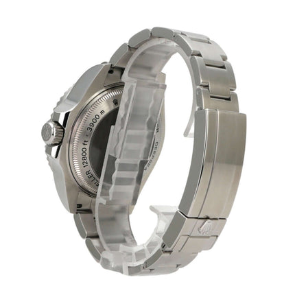 Seitenansicht der Rolex Sea-Dweller Deepsea 116660 mit Edelstahlarmband und Lünette.