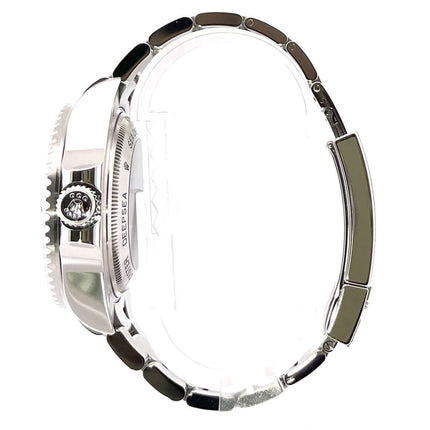 Seitenansicht der Rolex Sea-Dweller Deepsea 116660 mit poliertem Edelstahlgehäuse und Oyster-Armband