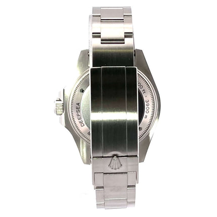 Rückansicht der Rolex Sea-Dweller Deepsea 116660 Uhr mit poliertem und satiniertem Edelstahlarmband und Gehäuse.