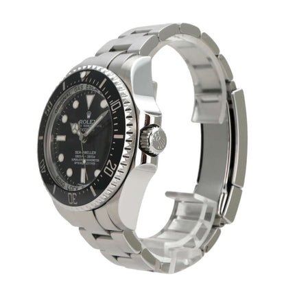 Rolex Sea-Dweller Deepsea 116660 seitliche Ansicht mit schwarzem Zifferblatt und Edelstahlarmband