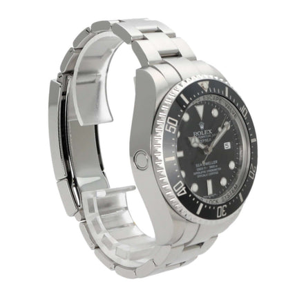 Rolex Sea-Dweller Deepsea 116660 mit schwarzem Zifferblatt und Edelstahl-Armband, seitenansicht.