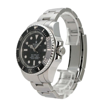 Rolex Sea-Dweller Deepsea 116660 Uhrenmodell mit Edelstahlarmband und schwarzem Zifferblatt.