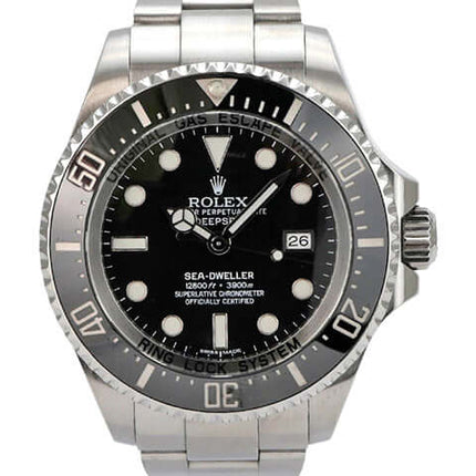 Rolex Sea-Dweller Deepsea 116660 Uhr mit schwarzem Zifferblatt und Edelstahlband, seitlich drehbare Lünette.