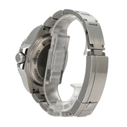 Seitenansicht der Rolex Sea-Dweller Deepsea 116660 D-Blue mit poliertem Edelstahl-Armband und Sicherheitsfaltschließe.