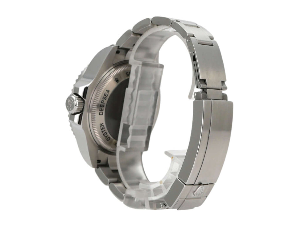 Seitenansicht der Rolex Sea-Dweller Deepsea 116660 D-Blue mit poliertem Edelstahl-Armband und Sicherheitsfaltschließe.