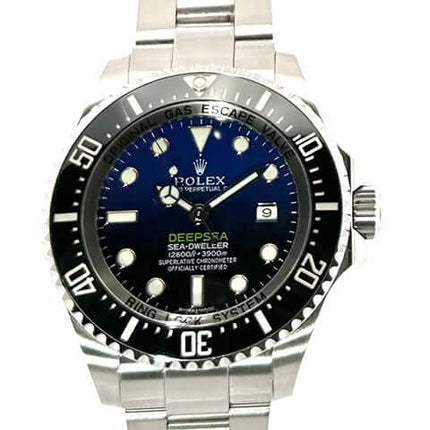 Rolex Sea-Dweller Deepsea 116660 D-Blue aus Edelstahl mit schwarzer Keramiklünette und blauem Zifferblatt, Heliumventil auf 9 Uhr Position.