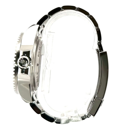 Seitenansicht der Rolex Sea-Dweller Deepsea 116660 D-Blue mit Edelstahlgehäuse und Oyster-Armband