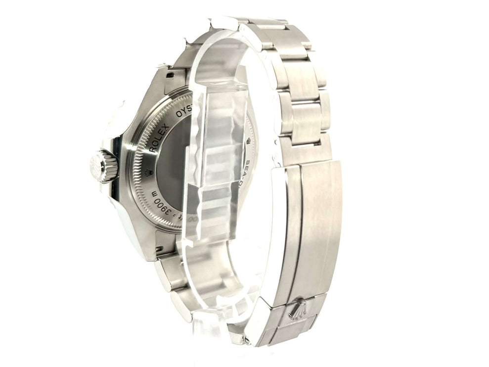 Rückansicht der Rolex Sea-Dweller Deepsea 116660 D-Blue, Edelstahlgehäuse und Armband, Heliumventil sichtbar.