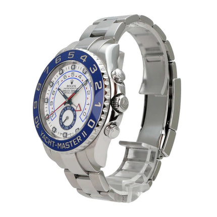 Rolex Yacht-Master II Edelstahl 116680 mit blauem Zifferblatt und poliertem Edelstahlband auf einem weißen Hintergrund