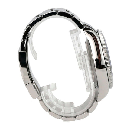 Seitenansicht des Rolex Yacht-Master II Edelstahl 116680 mit poliertem Gehäuse und Edelstahlband.