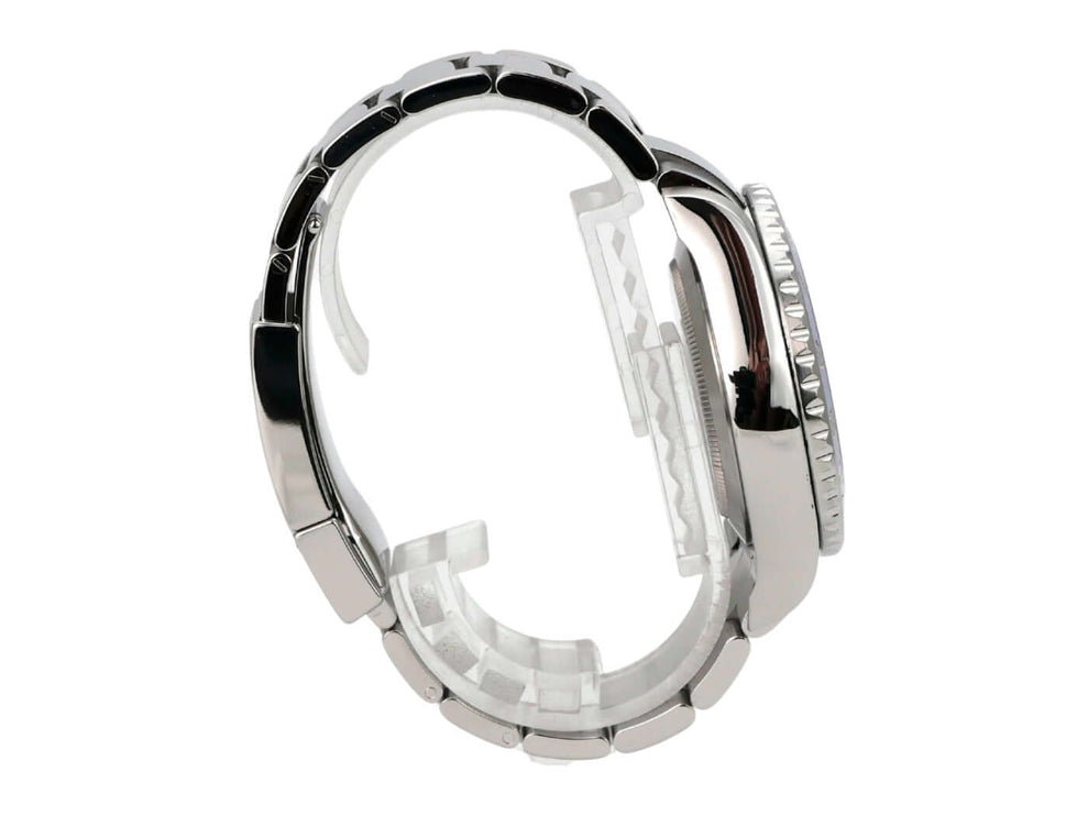 Seitenansicht des Rolex Yacht-Master II Edelstahl 116680 mit poliertem Gehäuse und Edelstahlband.