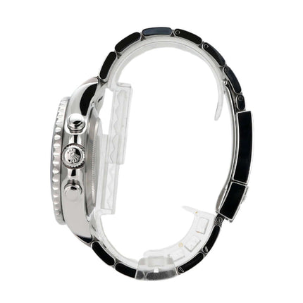 Seitenansicht der Rolex Yacht-Master II 116680 aus Edelstahl mit schwarzem und silbernem Armband.