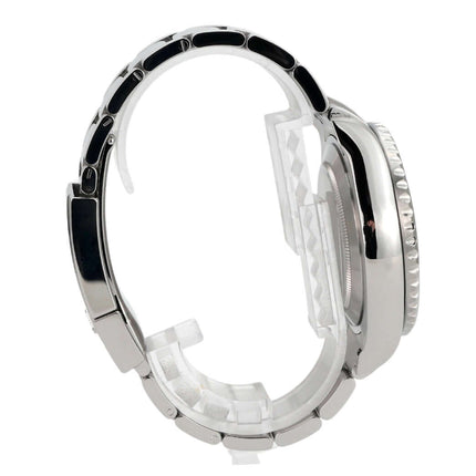 Seitenansicht der Rolex Yacht-Master II 116680 Edelstahl mit poliertem Gehäuse und Oyster-Armband.