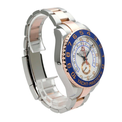 Rolex Yacht-Master II 116681 Edelstahl Everose-Gold auf einem weißen Hintergrund, mit blauer Keramiklünette und Edelstahl-Armband.