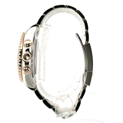 Seitenansicht der Rolex Yacht-Master II 116681 aus Edelstahl und Everose-Gold mit polierter Lünette und Oyster Armband