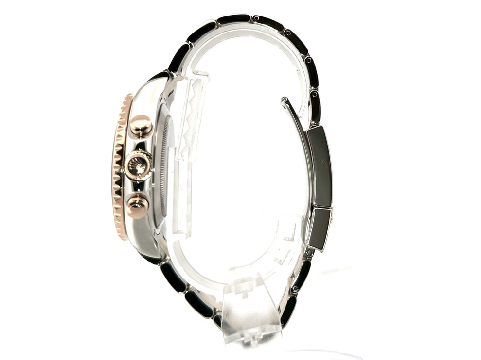 Seitenansicht der Rolex Yacht-Master II 116681 aus Edelstahl und Everose-Gold mit polierter Lünette und Oyster Armband