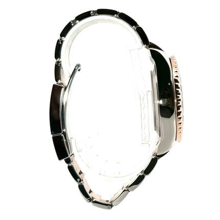 Rolex Yacht-Master II 116681 Edelstahl Everose-Gold Seitenansicht, poliertes und satiniertes Oyster Armband, blau-weiße Keramik Lünette