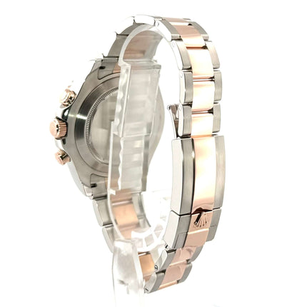 Rückansicht der Rolex Yacht-Master II 116681 mit Edelstahl- und Everose-Gold-Armband, poliert und satiniert, Gehäuse aus Edelstahl.