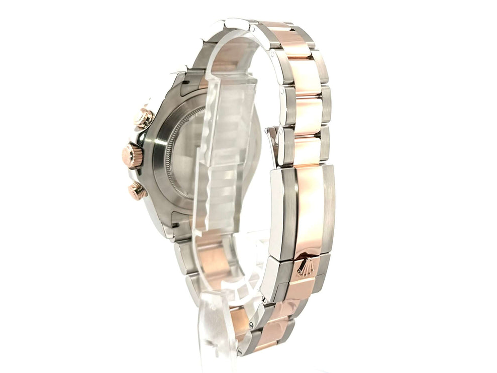 Rückansicht der Rolex Yacht-Master II 116681 mit Edelstahl- und Everose-Gold-Armband, poliert und satiniert, Gehäuse aus Edelstahl.