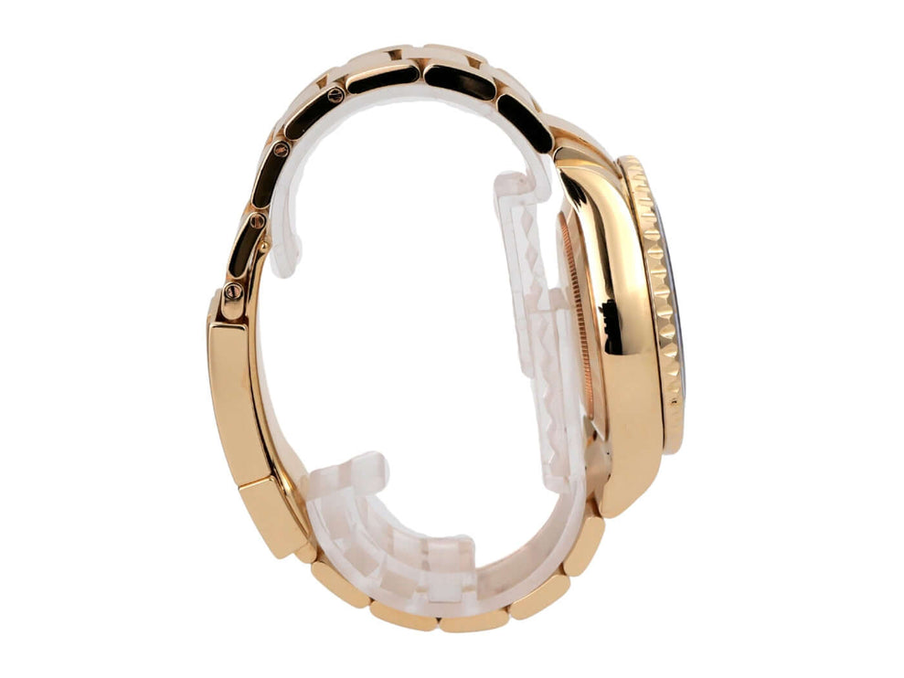 Seitenansicht der Rolex Yacht-Master II Gelbgold 116688 mit poliertem und satiniertem 18 kt Gelbgold Gehäuse.