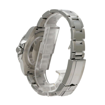 Seitenansicht der Rolex GMT-Master II Edelstahl 116710BLNR mit poliertem und satiniertem Edelstahlarmband.