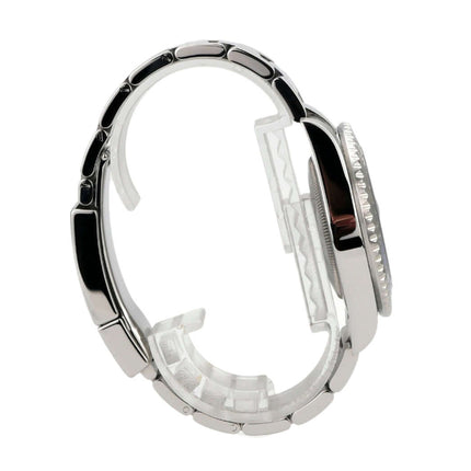 Seitenansicht der Rolex GMT-Master II Edelstahl 116710BLNR mit poliertem Edelstahlarmband und Sicherheitsfaltschließe.