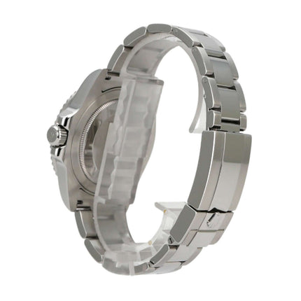 Seitenansicht der Rolex GMT-Master II Edelstahl 116710BLNR mit poliertem und satiniertem Edelstahlband.