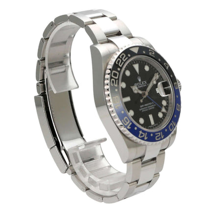 Rolex GMT-Master II Edelstahl 116710BLNR mit schwarzem Zifferblatt und blauer Lünette, seitliche Ansicht.